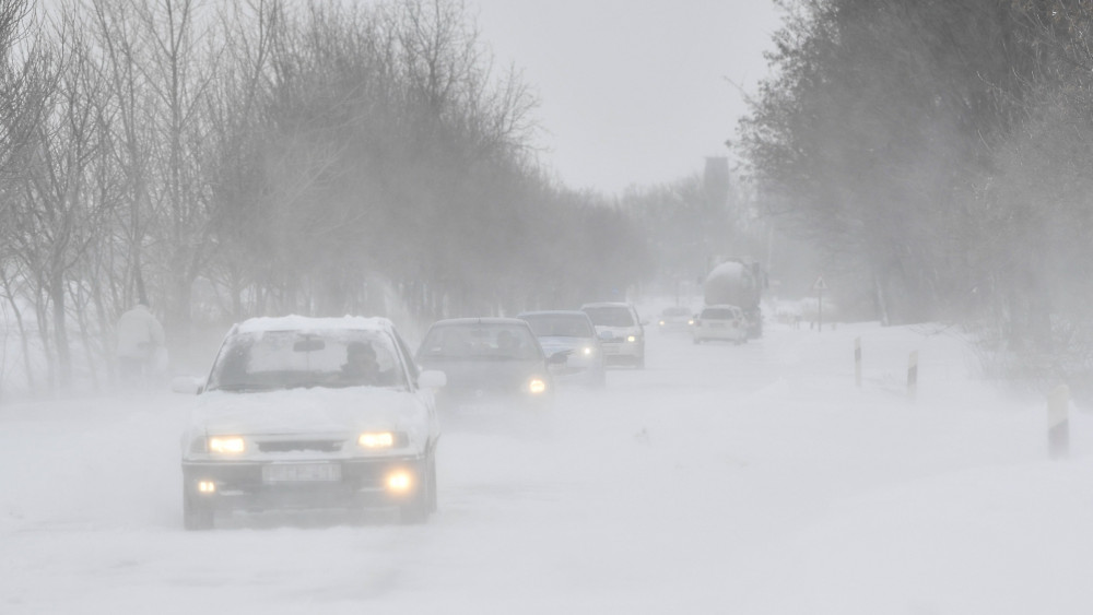 Autók közlekednek a hófúvásban a Hajdúnánás és Hajdúdorog közötti úton 2018. március 18-án.