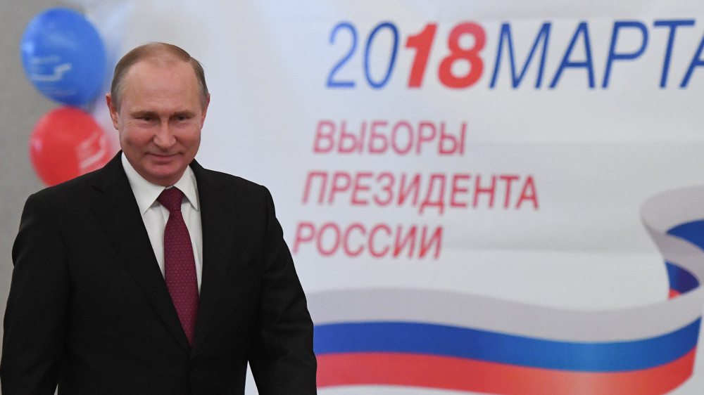 Moszkva, 2018. március 18.Az orosz elnökválasztáson független jelöltként induló Vlagyimir Putyin hivatalban levő államfő voksolásra érkezik egy moszkvai szavazóhelyiségbe 2018. március 18-án, az elnökválasztás napján. (MTI/EPA/AFP pool/Jurij Kadobnov)