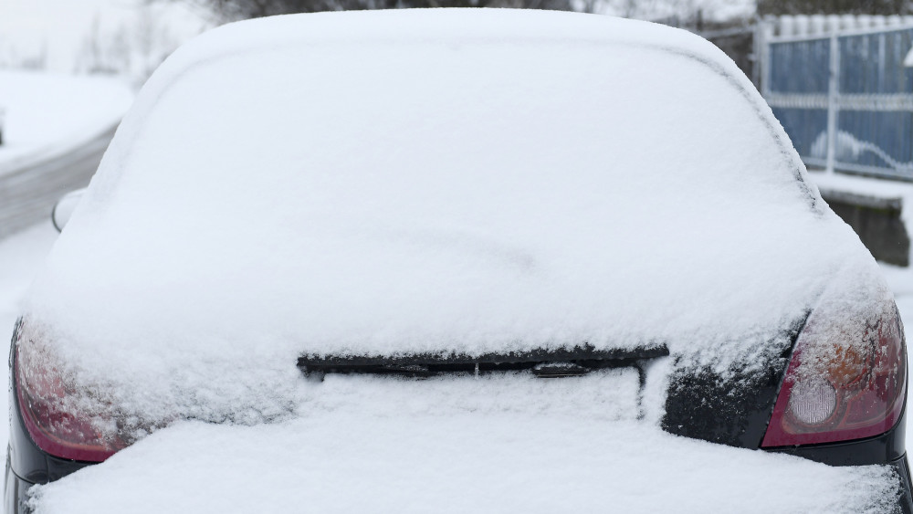 Hó borít egy autót Gyálon 2018. március 18-án.