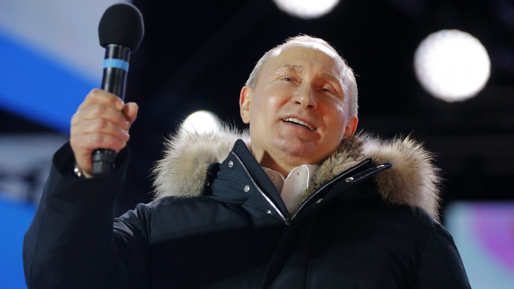 Moszkva, 2018. március 18.Vlagyimir Putyin hivatalban levő államfő beszédet mond támogatói előtt a moszkvai Kreml melletti Manézs téren 2018. március 18-án, az orosz elnökválasztás estéjén. A Központi Választási Bizottság előzetes adatai a független jelöltként induló Putyin győzelmét vetítik előre. (MTI/AP/Alekszandr Zemlianicsenko)