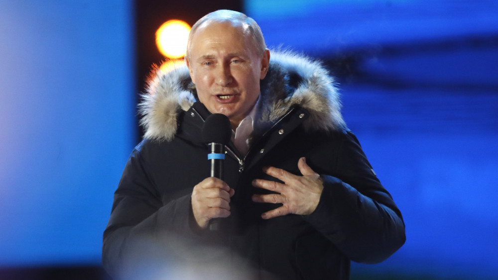 Moszkva, 2018. március 18.Vlagyimir Putyin hivatalban levő államfő beszédet mond támogatói előtt a moszkvai Kreml melletti Manézs téren 2018. március 18-án, az orosz elnökválasztás estéjén. A Központi Választási Bizottság előzetes adatai a független jelöltként induló Putyin győzelmét vetítik előre. (MTI/AP/Pavel Golovkin)