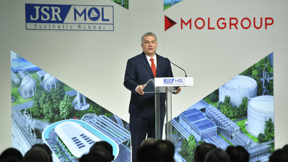 Orbán Viktor miniszterelnök beszédet mond a Mol Nyrt. tiszaújvárosi szintetikusgumi-gyárának avatásán 2018. március 19-én.