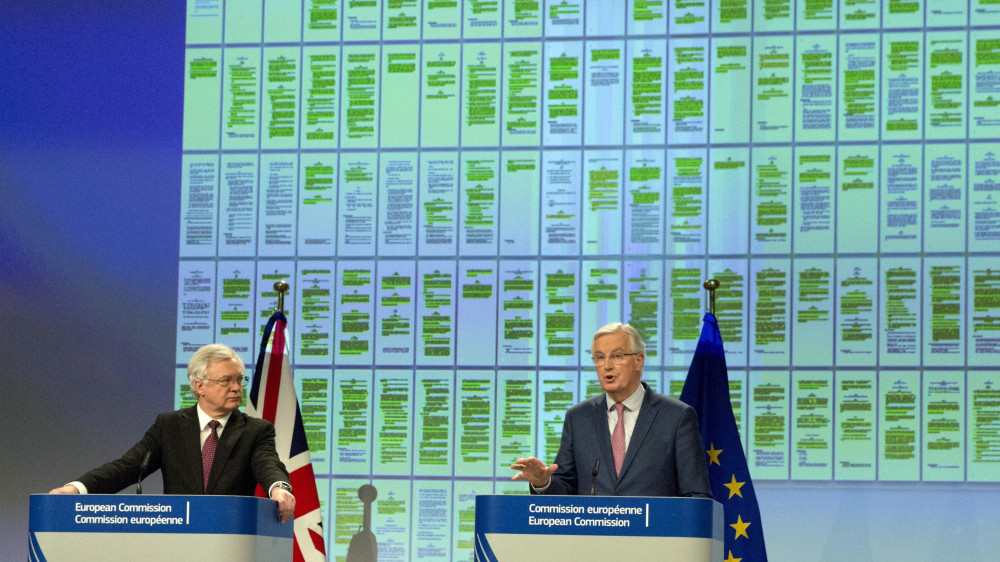 Brüsszel, 2018. március 19.David Davis, a Nagy-Britannia Európai Unióból való kilépéséről folytatott tárgyalásokért felelős brit miniszter (b) és Michel Barnier, az Európai Bizottságnak a brit kiválás ügyében felelős főtárgyalója sajtótájékoztatót tart a Nagy-Britannia Európai Unióból történő kilépéséről szóló megbeszélésük után Brüsszelben 2018. 2018. március 19-én. A háttérben a felek által a nap folyamán elfogadott közös jogi tervezet szövege látható. (MTI/AP/Virginia Mayo)