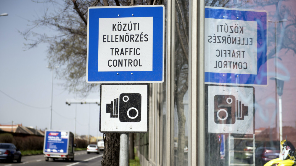 Közúti ellenőrzésre figyelmeztető tábla a budapesti Nagykőrösi úton telepített Véda közúti intelligens kamerának nevezett új fix traffipaxok közelében 2016. április 4-én. Az új kamerák, amelyek április 5-én reggeltől fognak működni, sebességmérés mellett - a többi között - forgalomszámlálásra és többféle szabályszegés felismerésére, dokumentálására is alkalmasak. A rendszer 160 mobil sebességmérőt, valamint az ország egész területén 365 fixtelepítésű komplex közlekedésellenőrző pontot (KKEP) foglal magában, 134 útszakaszon.