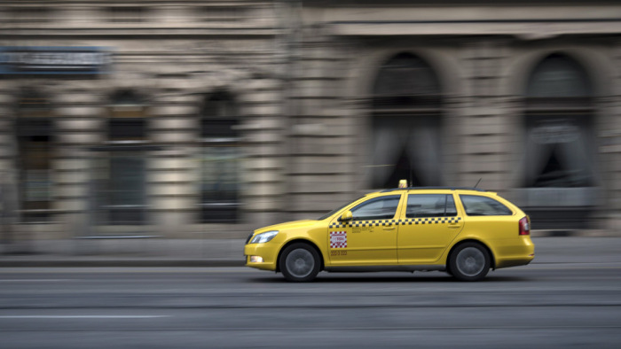 Kiiktatna a kormány egy taxistrükköt - jól járhatnak az utasok