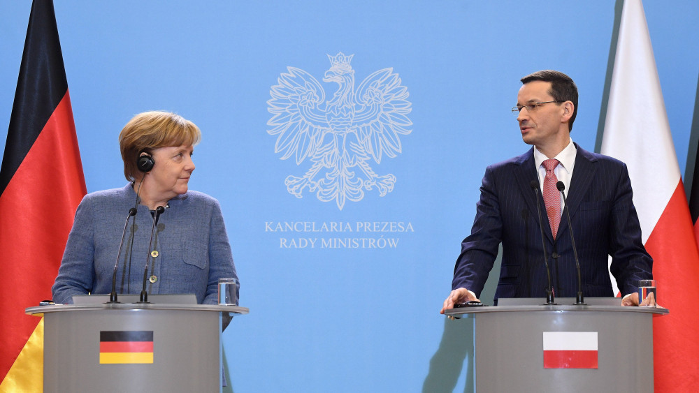 Varsó, 2018. március 19.Mateusz Morawiecki lengyel miniszterelnök (j) és Angela Merkel német kancellár sajtóértekezletet tart Varsóban 2018. március 19-én. (MTI/EPA/Radek Pietruszka)