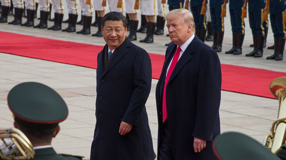 Peking, 2017. november 9.Hszi Csin-ping kínai elnök (b) és Donald Trump amerikai elnök a pekingi Nagy Népi Csarnoknál tartott fogadási ünnepségen 2017. november 9-én. Trump kétnapos látogatáson tartózkodik Kínában. (MTI/EPARoman Pilipej)