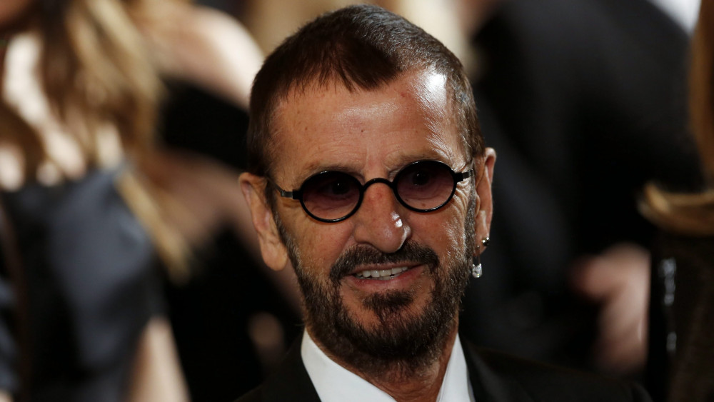 Washington, 2016. december 5.Ringo Starr, angol zenész, a Beatles egykori popzenekar dobosa a Kennedy Központ Előadóművészi Díjainak átadása alkalmából az amerikai elnök által adott fogadáson a washingtoni Fehér Ház Keleti termében 2016. december 4-én. (MTI/EPA/ISP pool/Aude Guerrucci)