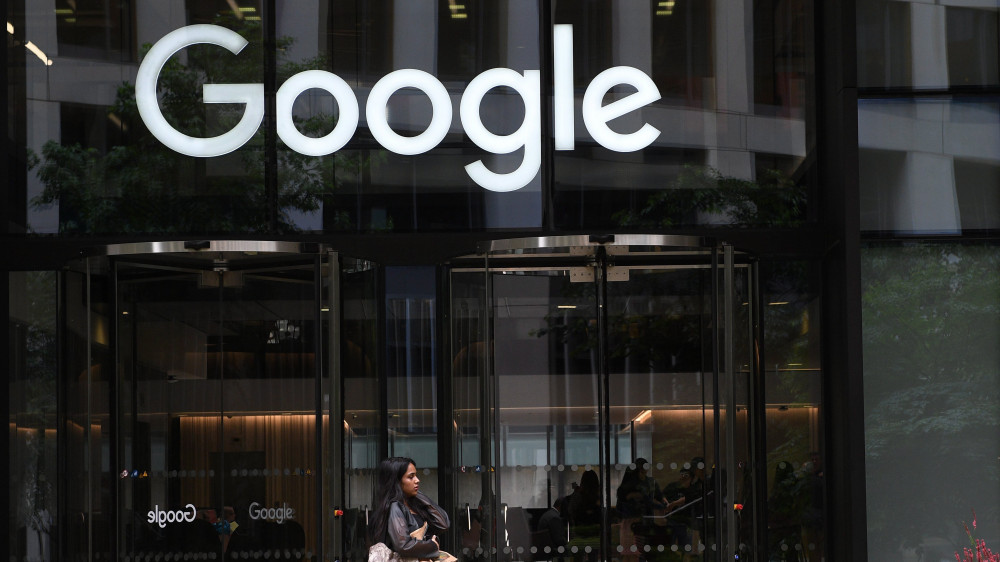London, 2017. június 27.A Google amerikai informatikai óriáscég logója a londoni iroda bejárata felett 2017. június 27-én. Az Európai Bizottság rekordösszegű, mintegy 2,4 milliárd eurós bírságot szabott ki a Google-ra a versenyszabályok megsértése miatt, miután a cég a Google Shopping kereskedelmi szolgáltatás találatait kiemelt helyen szerepelteti a keresési találatok között, eltereli a fogyasztókat versenytársaitól és potenciálisan megkárosítja a vásárlókat. (MTI/EPA/Facundo Arrizabalaga)