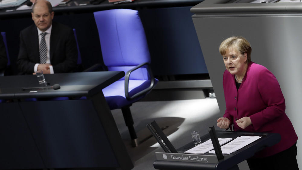 Berlin, 2018. március 21.Angela Merkel német kancellár, a Kereszténydemokrata Unió (CDU) elnöke az új koalíciós kormány programját ismerteti a parlamenti alsóház, a Bundestag ülésén Berlinben 2018. március 21-én, egy héttel az után, hogy a törvényhozók negyedszer is kancellárrá választották. Balról Olaf Scholz német alkancellár és pénzügyminiszter. (MTI/AP/Michael Sohn)