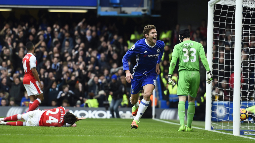 London, 2017. február 4.Marcos Alonso, a Chelsea játékosa (k) ünnepel, miután gólt szerzett az Arsenal ellen az angol első osztályú labdarúgó-bajnokság 2017. február 4-i mérkőzésén a londoni Stamford Bridge stadionban. (MTI/EPA/Will Oliver)