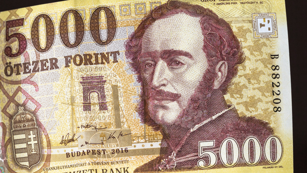 Újfajta ötezer forintos bankjegyet bocsátott ki a Magyar Nemzeti Bank 2017. március elsejével. Az új fizetőeszköz színvilágában, grafikájában és biztonsági elemeiben is megújult. A Magyar Nemzeti Bank (MNB) 2014. és 2018. között folyamatosan újítja meg a jelenlegi bankjegysorozat címleteit. Ennek első eleme a megújított tízezer forintos volt majd a húszezerforintos bankjegy következett. A régi címletek továbbra is forgalomban maradnak, bevonásuk időpontjáról az MNB később dönt. MTVA/Bizományosi: Faludi Imre  *************************** Kedves Felhasználó!