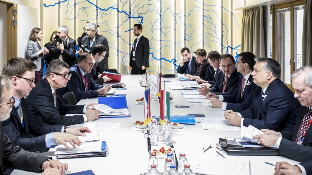 A Miniszterelnöki Sajtóiroda által közreadott képen Orbán Viktor magyar (j2), Mateusz Morawiecki lengyel (j3) és Andrej Babis cseh ügyvivő miniszterelnök (b3) egyeztet az EU állam- és kormányfőinek csúcstalálkozója előtt a Brüsszelben 2018. március 22-én.