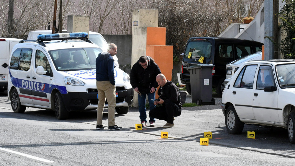 Trebes, 2018. március 23.Rendőrök a dél-franciaországi Carcassonne-tól keletre található Trebes településen elkövetett túszejtés helyszínének közelében 2018. március 23-án. Legkevesebb két ember életét vesztette, amikor a délelőtt folyamán egy fegyveres túszokat ejtett egy szupermarketben. Az üzlet körül a rendőrségi akció továbbra is folyamatban van, de a környéket teljesen lezárta a rendőrség. (MTI/EPA/Amenvals Nathalie)