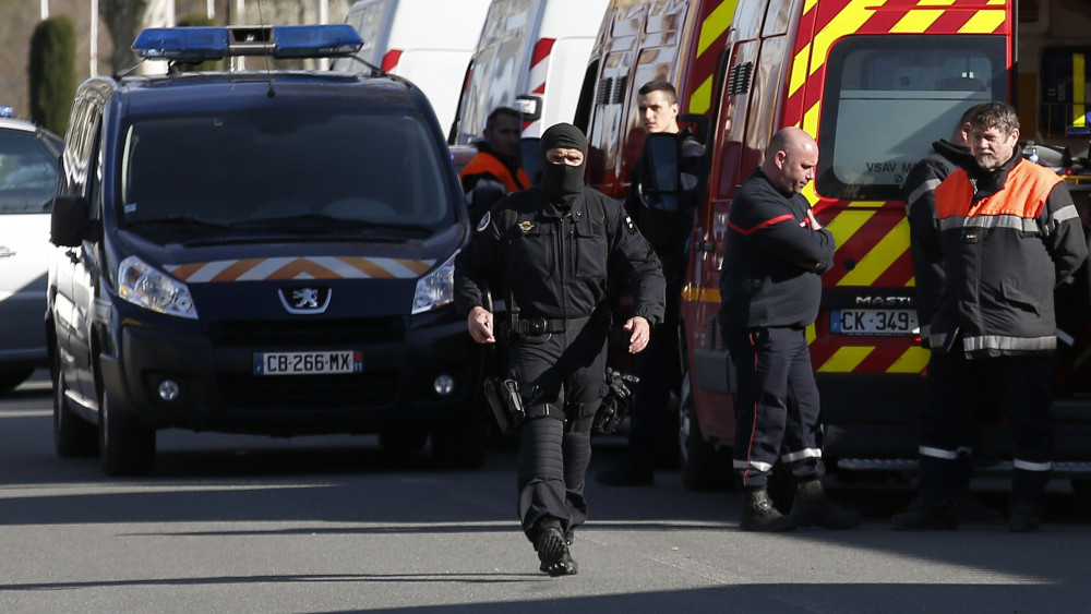 Trebes, 2018. március 23.A francia Országos Csendőrségi Beavatkozási Csoport (GIGN) egyik tagja (k) a Super U szupermarket épületénél a dél-franciaországi Carcassonne-tól keletre fekvő Trebes településen, ahol legkevesebb két ember életét vesztette, amikor 2018. március 23-án egy fegyveres túszokat ejtett az üzletben. A rendőrök lelőtték a túszejtőt, aki azt állította, hogy az Iszlám Állam (IA) terrorszervezethez tartozik. (MTI/EPA/Sebastian Nogier)