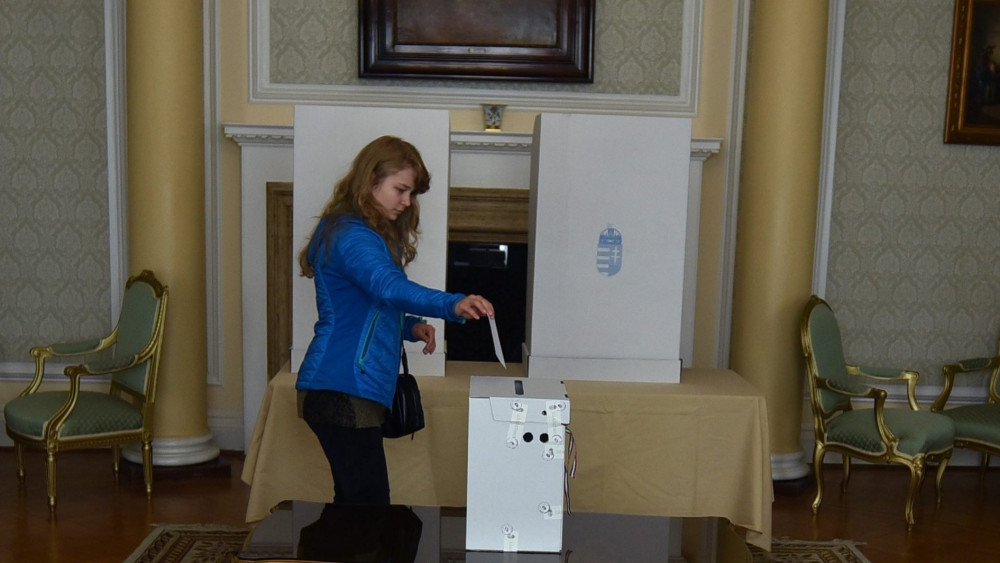 Egy szavazó bedobja a szavazólapot a londoni külképviseleti szavazókörben, a magyar nagykövetségen a kvótareferendum napján, 2016. október 2-án. A népszavazást a nem magyar állampolgárok Magyarországra történő kötelező betelepítésével kapcsolatban írták ki. A nagy-britanniai külképviseleten 1327 magyarországi állandó lakcímmel rendelkező szavazó vetette fel magát a szavazólistára, a 105 külképviselet közül a legtöbben.