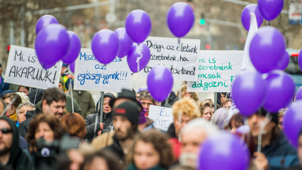Résztvevők vonulnak transzparensekkel és léggömbökkel a kezükbena Független Egészségügyi Szakszervezet (FESZ) Tüntetés a magyar egészségügyért! elnevezésű demonstrációján Budapesten, az Alkotmány utcában 2018. március 24-én.
