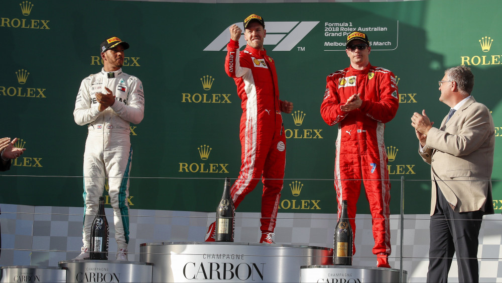 Melbourne, 2018. március 25.A második helyezett Lewis Hamilton, a Mercedes brit versenyzője, Sebastian Vettel, a Ferrari német versenyzője és harmadik helyezett csapattársa, a finn Kimi Räikkönen (b-j) a Forma-1-es autós gyorsasági világbajnokság szezonnyitó Ausztrál Nagydíjának eredményhirdetésén a melbourne-i Albert Park-i versenypályáján 2018. március 25-én. (MTI/EPA/AAP/Diego Azubel)