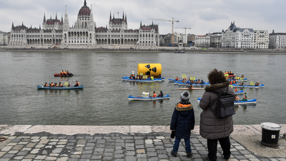 A Greenpeace demonstrációja a Dunán a Batthyány térnél 2018. március 25-én. A demonstrálók a majdani Paks II kiégett fűtőelemeinek tárolásával kapcsolatos aggályaikat fejezték ki.