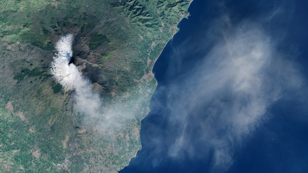 Világűr, 2015. december 5.Az amerikai Országos Repülésügyi és Űrkutatási Hivatal, a NASA által 2015. december 5-én közreadott műholdfelvétel az Etnának, a világ egyik legaktívabb tűzhányójának a kitöréséről a szicíliai Catania közelében december 3-án. (MTI/EPA/NASA/Jesse Allen)