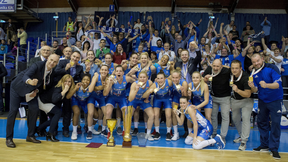 A szekszárdi csapat örül a győzelemnek a kosárlabda Killik László Női Magyar Kupa döntőjében játszott a Sopron Basket - Atomerőmű KSC Szekszárd mérkőzés után a soproni Novomatic Arénában 2018. március 25-én. A Szekszárd csapata 64-66-re nyert, ezzel aranyérmes lett.
