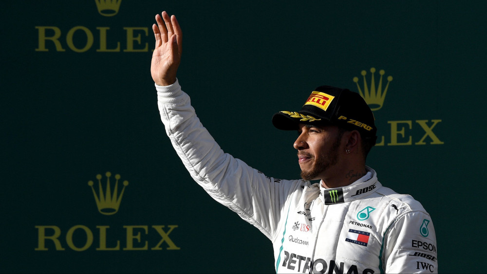 Melbourne, 2018. március 25.A második helyezett Lewis Hamilton, a Mercedes brit versenyzője a Forma-1-es autós gyorsasági világbajnokság szezonnyitó Ausztrál Nagydíjának eredményhirdetésén a melbourne-i Albert Park-i versenypályáján 2018. március 25-én. (MTI/EPA/AAP/Joe Castro)