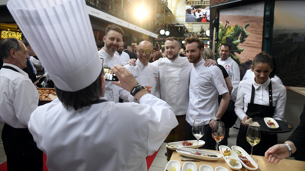 Csoportkép készül a Michelin Guide Díjátadó Ünnepségen részt vevő séfek számára rendezett fogadáson a Belvárosi Piacon 2018. március 26-án. Több mint száz, Michelin-csillagos éttermet képviselő nemzetközi sztárszakács jelenlétében nyitották meg azt a rendezvénysorozatot, amelynek csúcspontjaként bemutatják a 2018-as európai Michelin-kalauzt és kiderül, hogy többek közt mely magyarországi éttermek érdemelték ki a világ egyik legjelentősebb gasztronómiai elismerését.