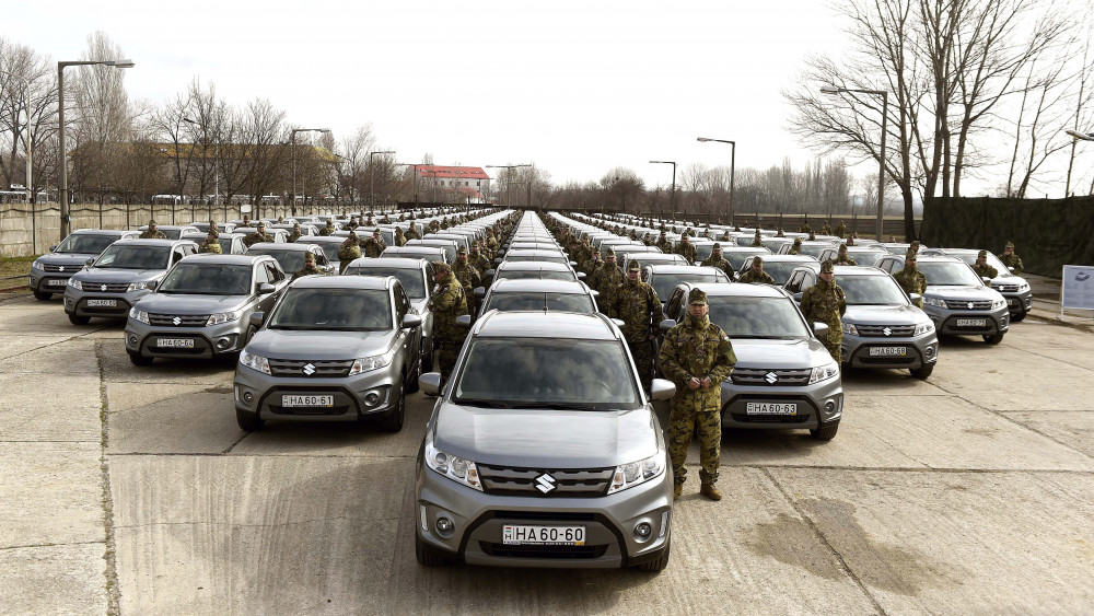 A honvédség 250 új Suzuki Vitara típusú autójának átadása Budapesten, a Magyar Honvédség Anyagellátó Raktárbázisán 2018. március 26-án.