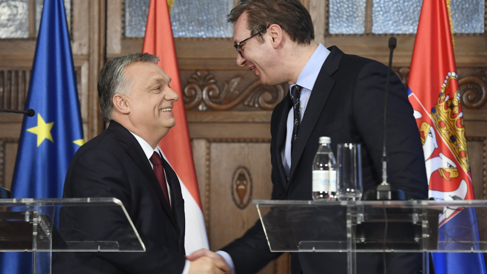 Orbán Viktor miniszterelnök (b) és Aleksandar Vucic szerb elnök kezet fog a felújított szabadkai zsinagóga avatása után tartott sajtótájékoztatón 2018. március 26-án.