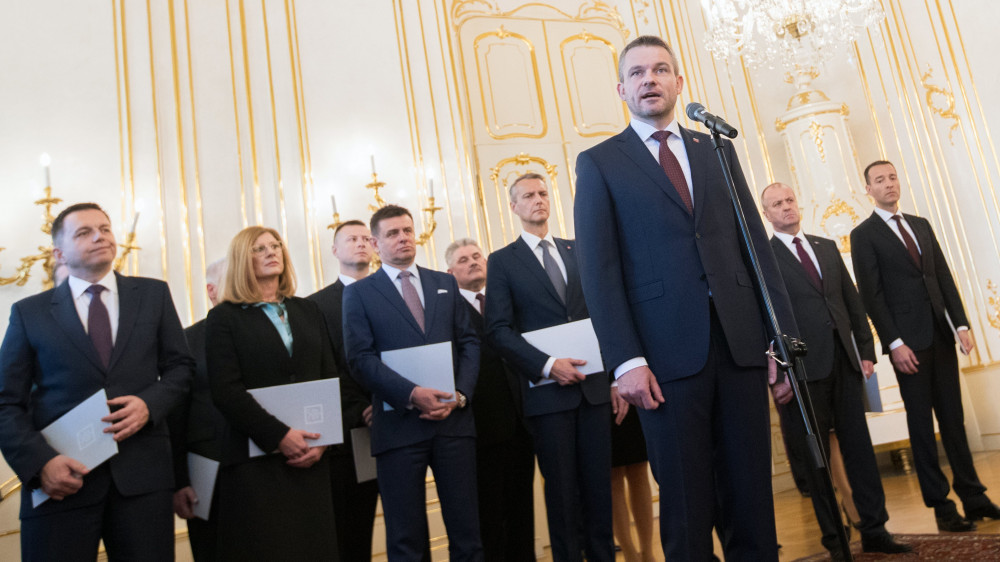 Pozsony, 2018. március 22.Peter Pellegrini újonnan kinevezett szlovák miniszterelnök beszél a megújult összetételű kabinet többi tagjának társaságában Pozsonyban 2018. március 22-én. (MTI/EPA/Jakub Gavlak)