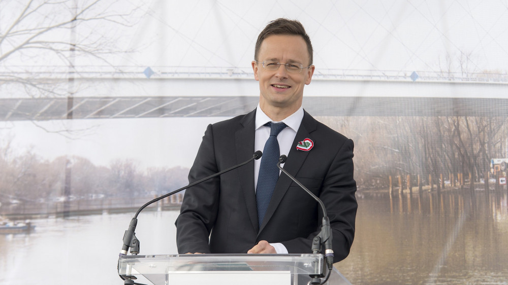 Szijjártó Péter külgazdasági és külügyminiszter beszédet mond a Győrt keleti irányból elkerülő 813-as út utolsó, harmadik ütemben elkészült, 5,2 kilométer hosszú szakaszának átadásán Győr határában 2018. március 14-én.