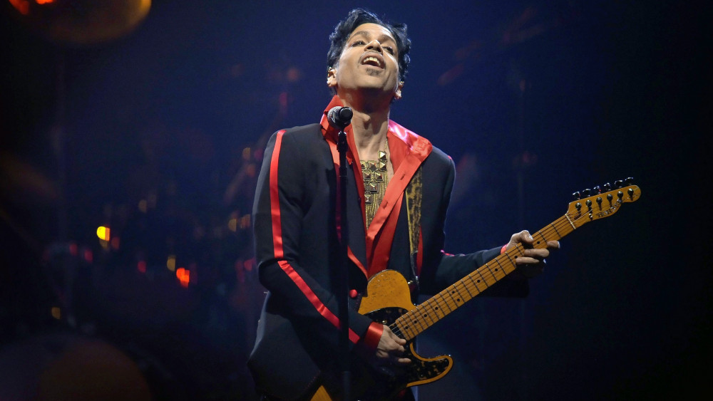 Antwerpen, 2016. április 21.2010. november 8-án készült kép Prince amerikai énekesről egy antwerpeni koncerten. A hétszeres Grammy-díjas Prince, aki a Bíboreső (Purple Rain) című koncertfilmjének zenéjéért 1985-ben Oscar-díjat kapott a legjobb eredeti filmzene kategóriában, 2016. április 21-én, 57 éves korában elhunyt minnesotai otthonában. (MTI/EPA/Dirk Waem) *** Local Caption *** 52626725