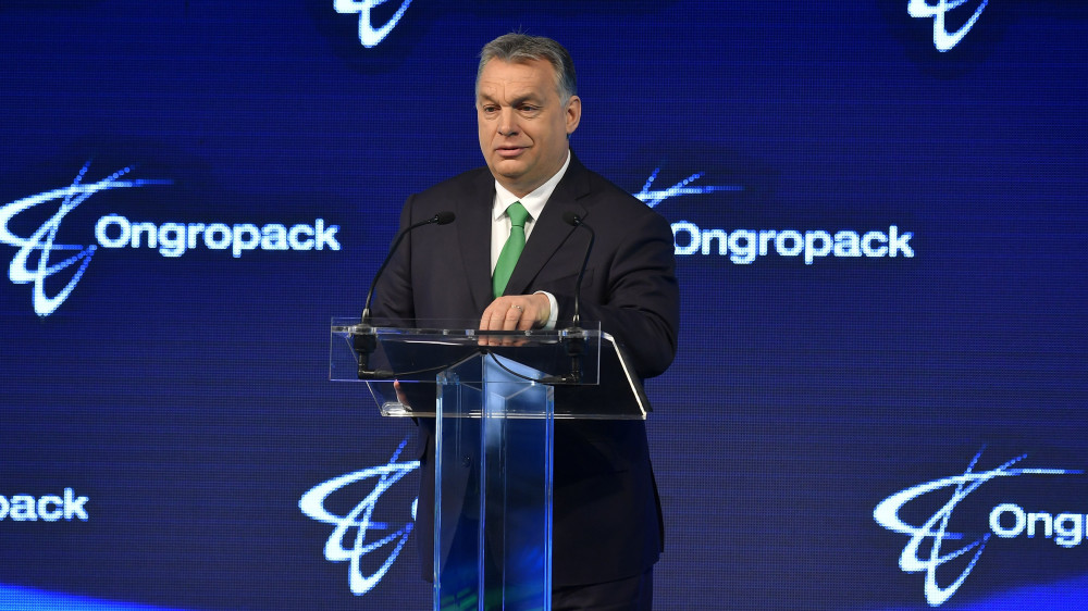 Orbán Viktor miniszterelnök beszédet mond a műanyag termékek előállításával és forgalmazásával foglalkozó Ongropack Kft. szirmabesenyői gyárának avatásán 2018. március 27-én.
