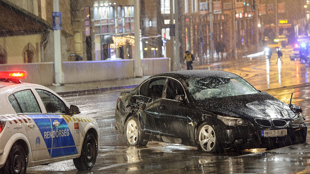 Összetört személygépkocsi Budapesten, az Erzsébet híd pesti hídfőjénél, miután elütött két gyalogost egy járdaszigeten, majd kidöntött egy közúti jelzőlámpát 2018. március 17-én. Az egyik gyalogos súlyosan, a másik könnyebben sérült.
