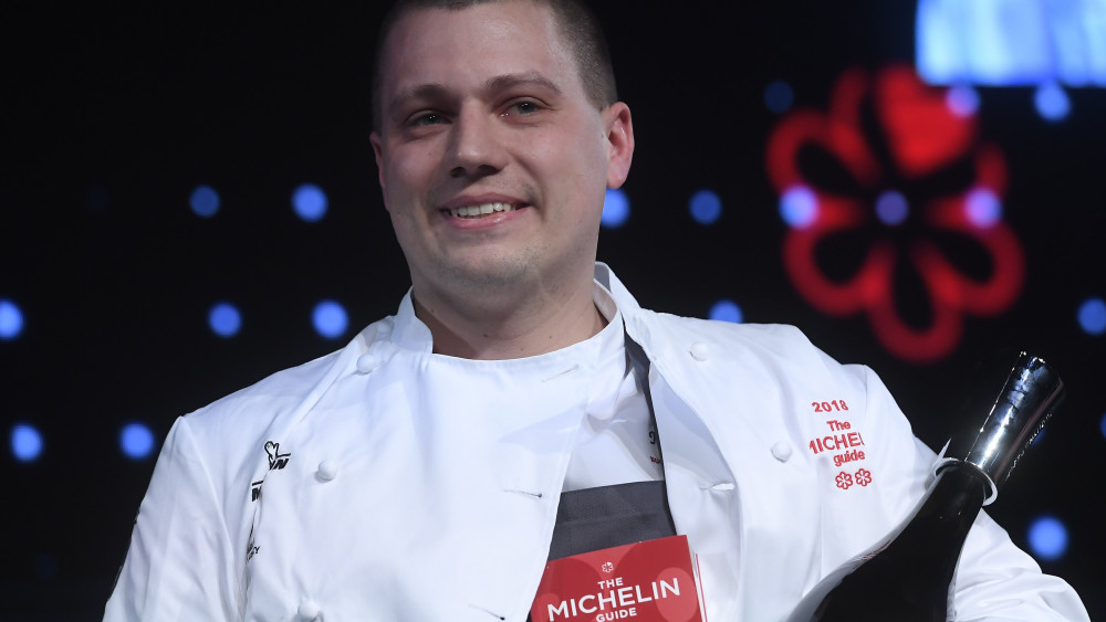 Mészáros Ádám, a két Michelin-csillaggal minősített Onyx étterem séfje a Michelin-kalauz (Michelin Guide) budapesti díjátadó ünnepségén a Várkert Bazárban 2018. március 26-án.