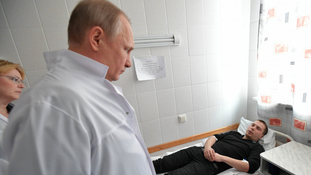 Kemerovo, 2018. március 27.Vlagyimir Putyin orosz elnök meglátogatja a nyugat-szibériai Kemerovo város Zimnyaja Visnya bevásárlóközpontjában megsérült áldozatok egyikét Kemerovóban 2018. március 27-én. A két nappal korábban bekövetkezett tűzvészben legkevesebb hatvannégy ember életét vesztette, negyvennyolcan megsérültek. (MTI/EPA/Szputnyik/Kremlpool/Alekszej Druzsinyin)
