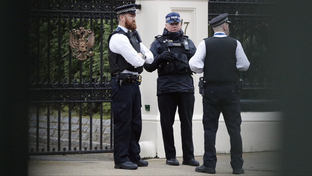 London, 2018. március 20.Rendőrök az orosz nagykövetség londoni épülete előtt 2018. március 20-án. Nagy-Britannia ezen a napon hajtja végre a korábban bejelentett 23 orosz diplomata kiutasítását a szigetországból a Szergej Szkripal volt orosz-brit kettős ügynök és lánya, Julija ellen Angliában elkövetett gyilkossági kísérlet miatt, amely mögött London szerint a Kreml állhat. (MTI/AP/Frank Augstein)