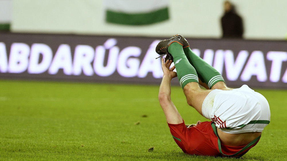Szalai Ádám elesik a Magyarország - Skócia barátságos labdarúgó-mérkőzésen Budapesten a Groupama Arénában 2018. március 27-én.