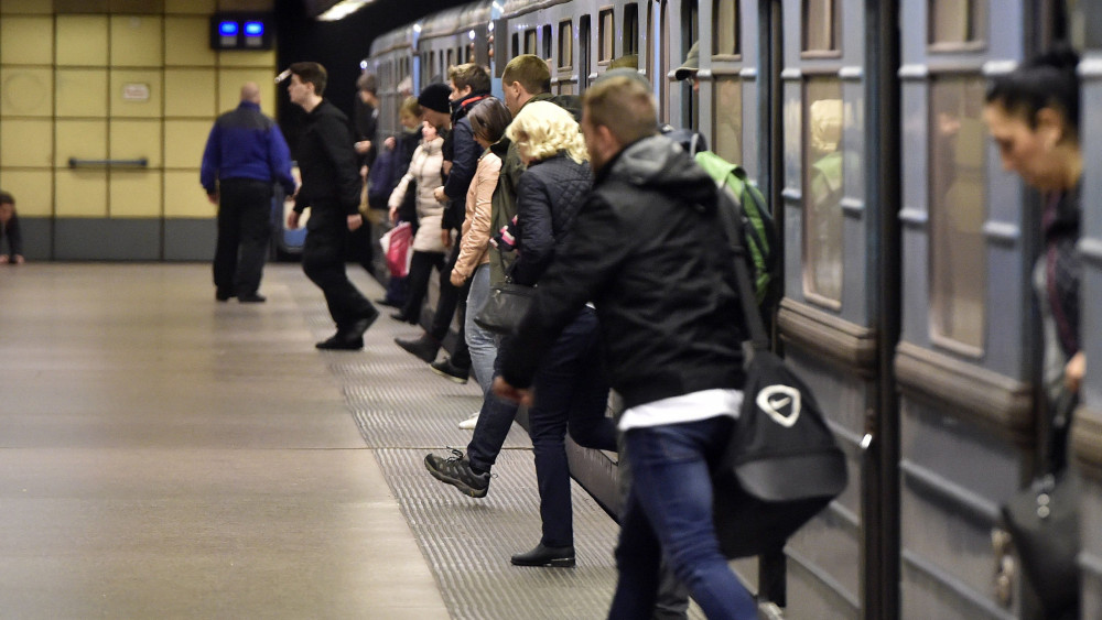 Az utolsó, menetrend szerinti szerelvény érkezik Újpest-központ végállomásra Kőbánya-Kispest felől a 3-as metróvonal felújítása megkezdése előtt 2017. november 3-án. Az Újpest-központ és a Lehel tér közötti szakasz felújítása várhatóan egy évig tart.