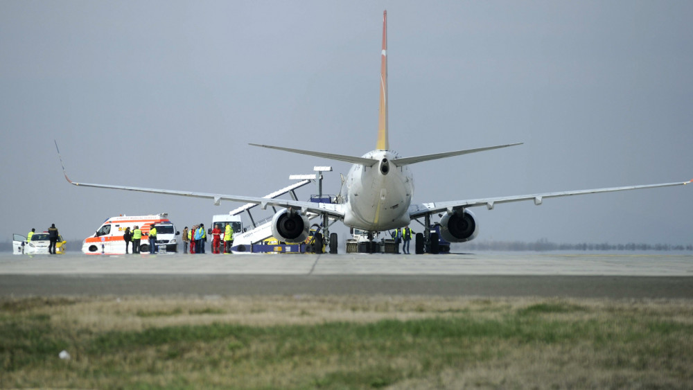 A Travel Service cseh légitársaság egyik repülőgépe a Liszt Ferenc-repülőtér betonján 2018. március 23-án. Hajnalban a repülőgépet vontató egyik jármű elkezdett intenzíven füstölni a repülőtéren, a füst a hajtóműveken keresztül beszivárgott a repülőgép utasterébe. Emiatt az utasok között pánik alakult ki, ezért a személyzet úgy döntött, hogy kimenekítik az utasokat. Az egyik utas menekülés közben megsérült.