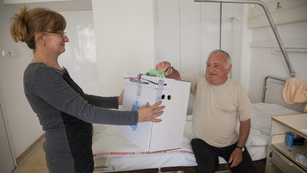 Kovács Zoltán, a Kanizsai Dorottya Kórházban fekvő beteg (j) bedobja szavazatát egy mozgóurnába az országgyűlési képviselő-választáson, Nagykanizsán 2014. április 6-án.