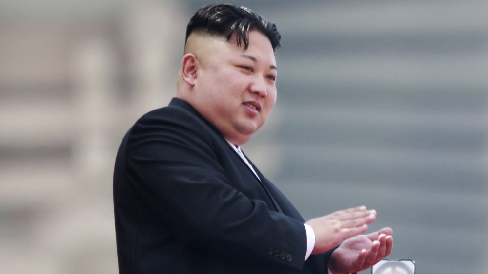 Phenjan, 2017. április 15.Kim Dzsong Un elsőszámú észak-koreai vezető, a Koreai Munkapárt első titkára a nagyapja, a kommunista Észak-Koreát megalapító Kim Ir Szen születése 105. évfordulójának alkalmából rendezett phenjani katonai díszszemlén 2017. április 15-én. (MTI/EPA/Hou Hvi Jung)