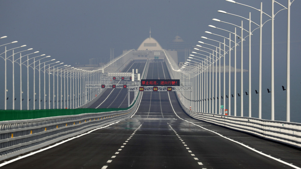 Csuhaj, 2018. március 28.A Hongkong-Csuhaj-Makaó híd, a világ leghosszabb, tengeren átívelő hídja a dél-kínai Kuangtung tartományban fekvő Csuhajban 2018. március 28-án. A három várost a Gyöngy-folyó torkolatvidékén összekötő híd teljes hossza 55 kilométer, ebből a főhíd 23 kilométer, az alagút 6,7 kilométer, és két mesterséges sziget is része a létesítménynek. (MTI/AP/Kin Csöung)