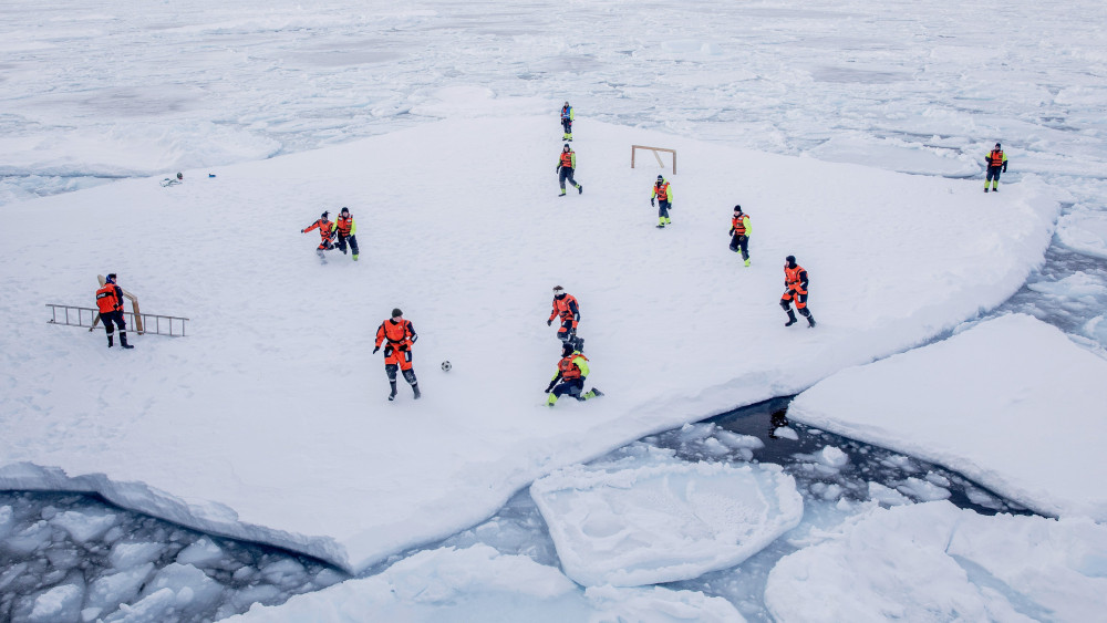 Grönland, 2018. március 28.A norvég parti őrség által közreadott képen a parti őrség KV Svalbard jégtörőjének matrózai jégtáblán futballoznak az északi sarkvidéken, Grönland közelében 2018. március 22-én. (MTI/EPA/Norvég parti őrség/Marius Vagenes Villanger)