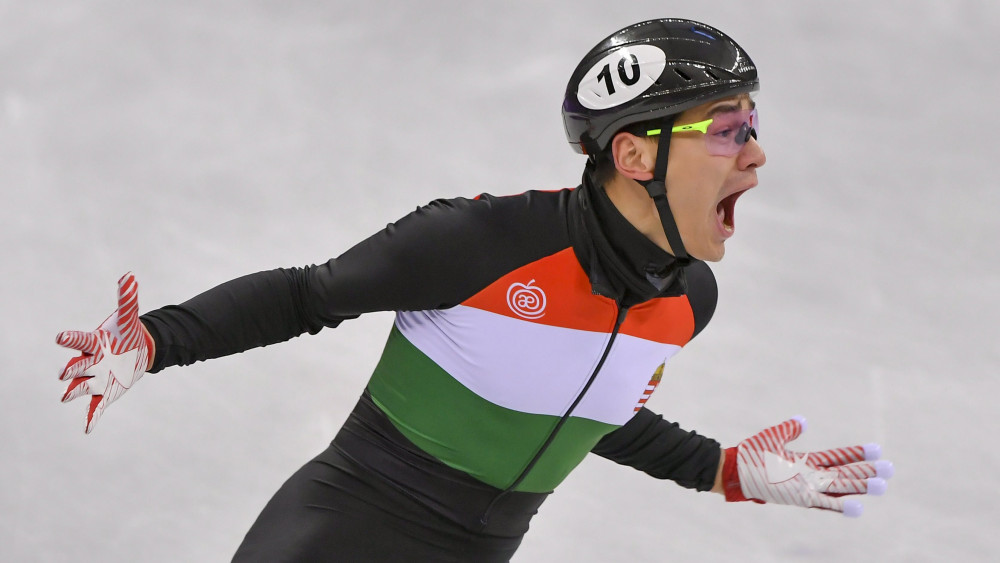 Liu Shaolin Sándor örül, miután a magyar csapat utolsó tagjaként elsőként ért célba a férfi rövidpályás gyorskorcsolyázók 5000 méteres váltóversenyében, a phjongcshangi téli olimpián a Kangnung Jégcsarnokban 2018. február 22-én.