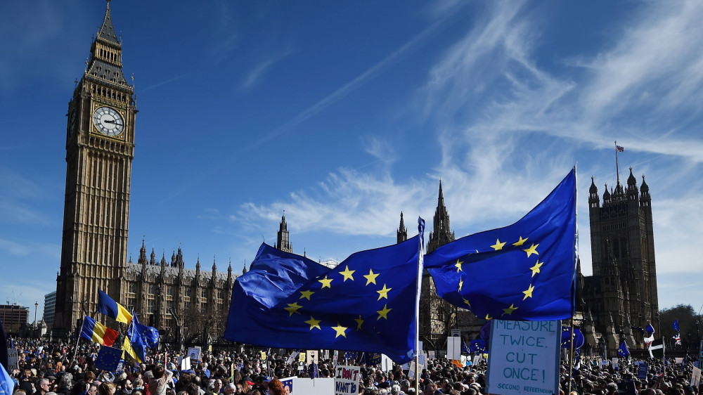 London, 2017. március 25.Uniópárti tüntetők nagygyűlést tartanak a brit parlament épülete előtt Londonban 2017. március 25-én. Theresa May miniszterelnök március 29-én aktiválja a Lisszaboni Szerződés 50. cikkelyét, amely az EU-tagság megszűnésének folyamatát szabályozza. (MTI/EPA/Andy Rain)
