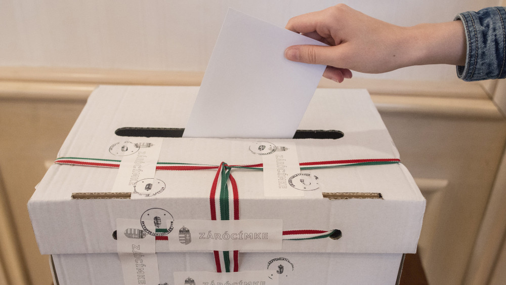 Egy szavazó bedobja a szavazólapot az urnába a brüsszeli magyar főkonzulátuson a kvótareferendum napján, 2016. október 2-án. A népszavazást a nem magyar állampolgárok Magyarországra történő kötelező betelepítésével kapcsolatban írták ki. A brüsszeli külképviseleten 714 magyarországi állandó lakcímmel rendelkező szavazó vetette fel magát a szavazólistára.