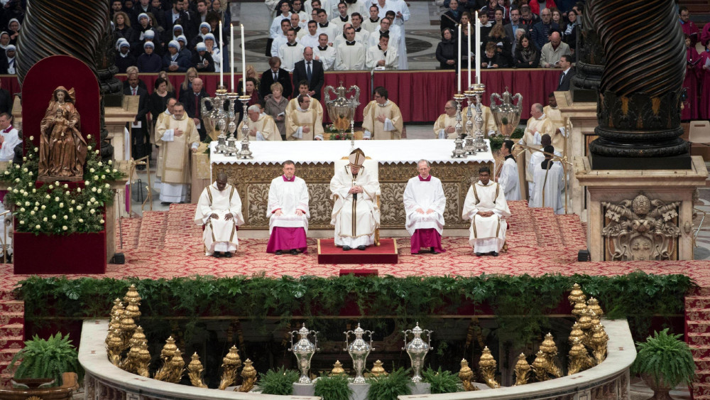 Vatikánváros, 2018. március 29.A Vatikán sajtószolgálatának felvételén Ferenc pápa (k) krizmaszentelő misét pontifikál a vatikáni Szent Péter-bazilikában nagycsütörtökön, 2018. március 29-én. A keresztelendők olajának, a betegek kenetének, illetve a bérmáláskor, papszenteléskor és templomszenteléskor használt oljkeverék, a krizma megszentelésével kezdődnek meg a húsvéti szertartások a Vatikánban. (MTI/EPA/Vatikán sajtószolgálata)