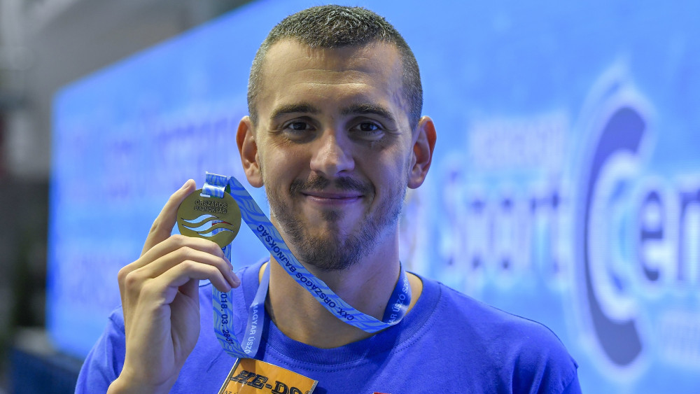 Cseh László mutatja a 150. nagypályás országos bajnoki érmét, miután a 4x200 méteres gyorsúszás váltó tagjaként nyert az úszók országos bajnokságán a Debreceni Sportuszodában 2018. március 29-én.