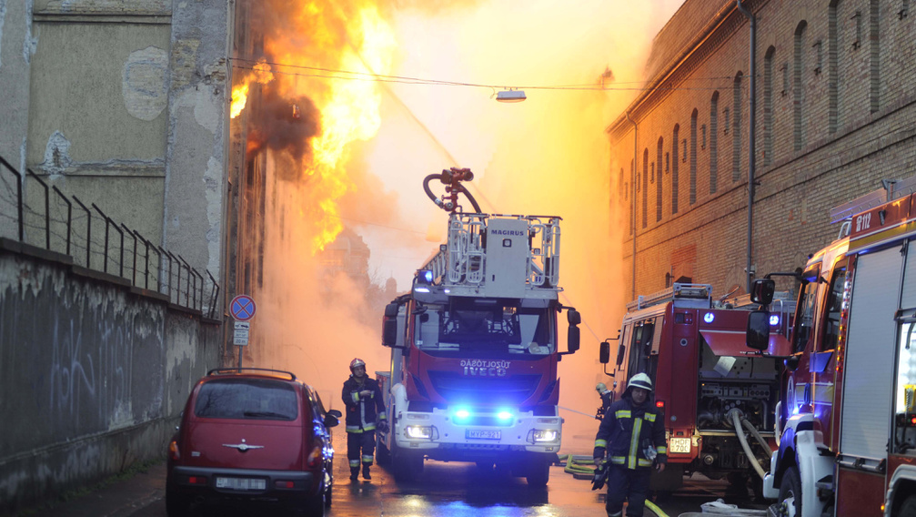 Brutális tűz Budapesten: életveszélyessé vált a kigyulladt épület - videó